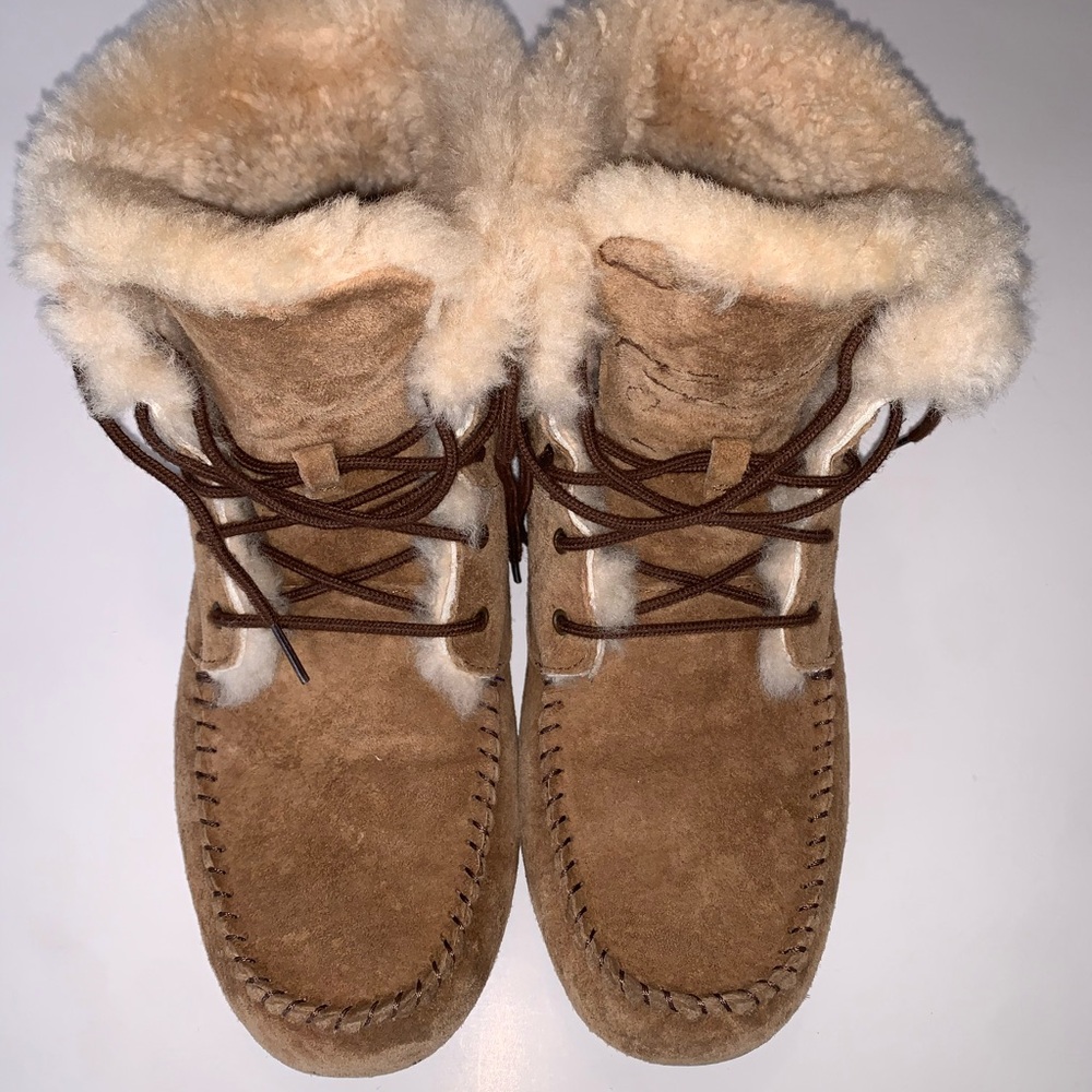 UGG Chickaree Tan Shearling Winter Boots Excellent Condition Women’s Size 10